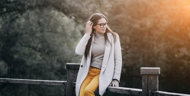 Mulher em calças coloridas da moda