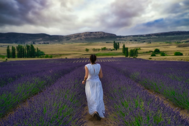 mulher em campo de lavanda