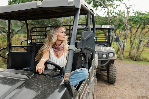 Mulher em carro jipe no Havaí