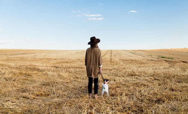 Mulher, em, chapéu, com, cão, ligado, campo