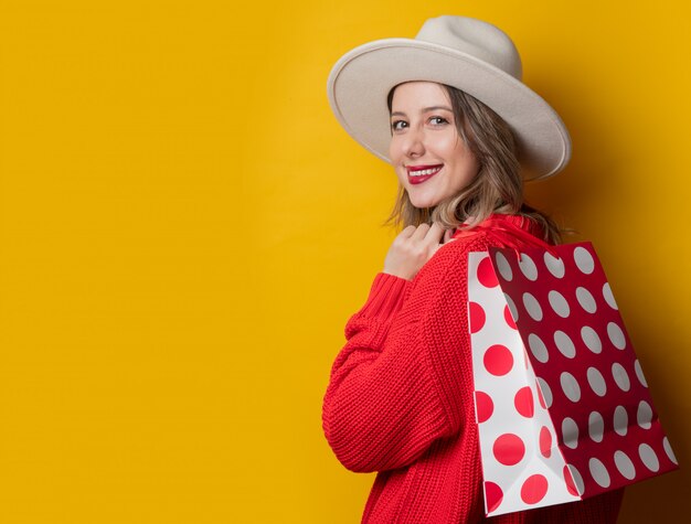 Mulher, em, chapéu, e, bolsas para compras