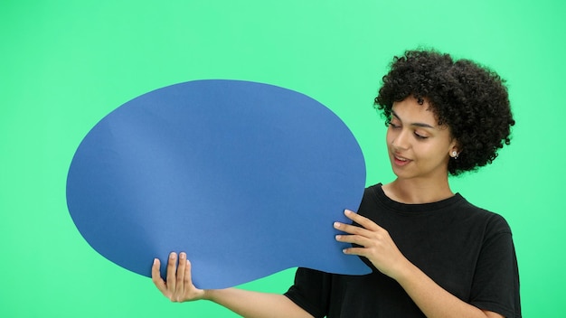 Foto mulher em close em um fundo verde marca de comentário azul