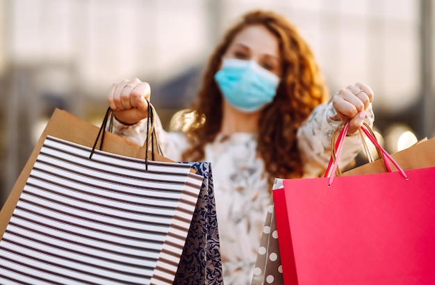 Foto mulher em compras jovem com máscara médica estéril protetora no rosto