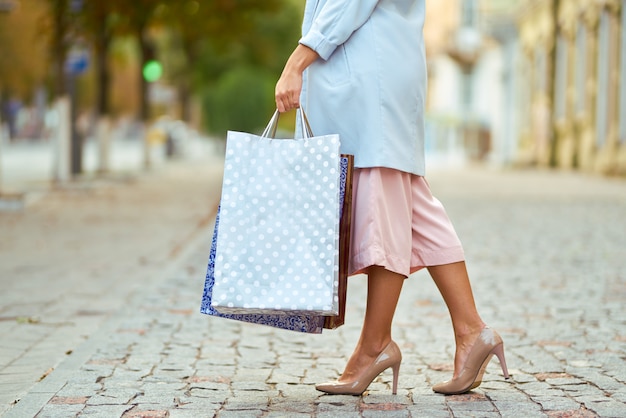 Mulher em compras. Mulher feliz com sacos de compras, desfrutando de compras.