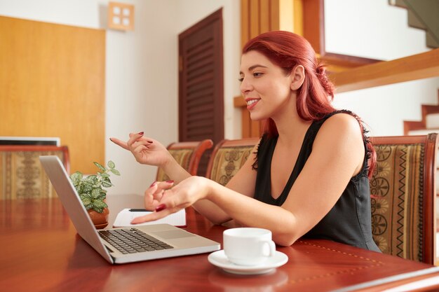 Mulher em conferência online