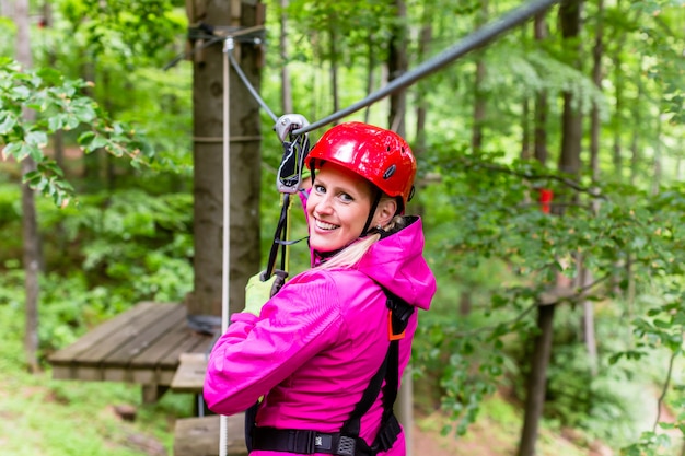 Mulher, em, corda alta, curso, ou, parque, escalando