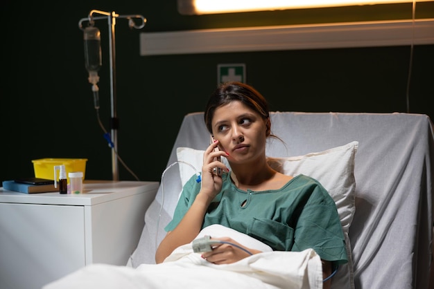 Mulher em estado grave recupera-se na enfermaria e fala ao telefone com colegas