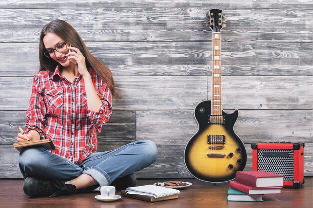 Mulher em estúdio com guitarra