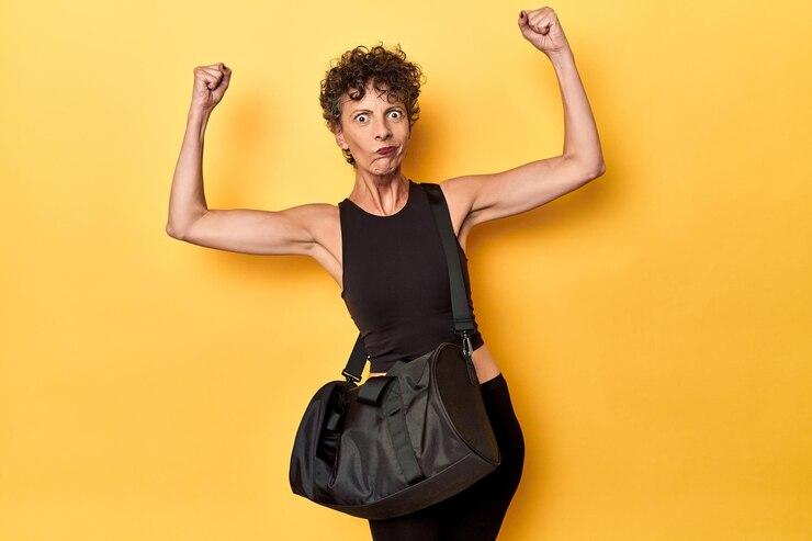 Foto mulher em forma com mochila de ginástica em um cenário de estúdio amarelo ensolarado