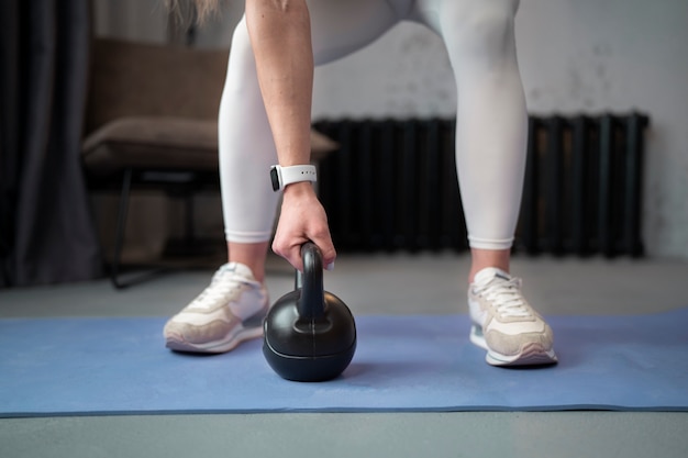 Mulher em forma treinando com kettlebell