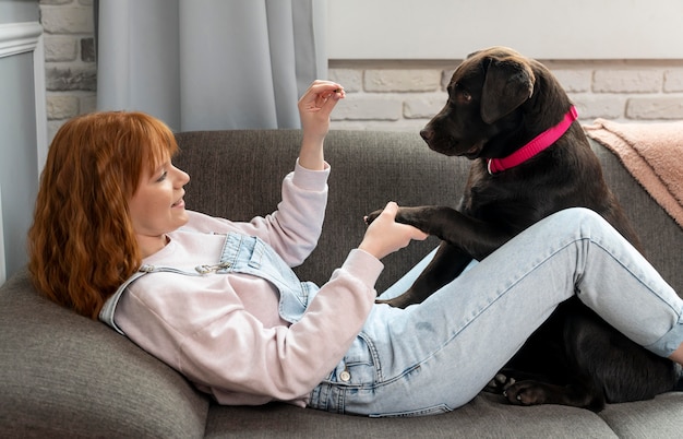 Mulher em foto a brincar com o cão.