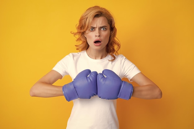 Mulher em luvas de boxe Ganhando o conceito de competição de negócios de sucesso