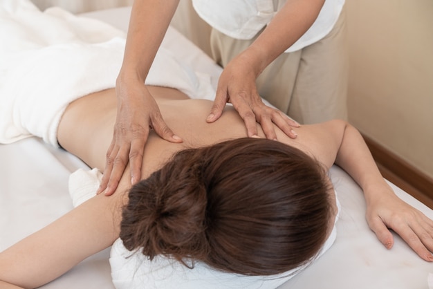Mulher em massagem de spa
