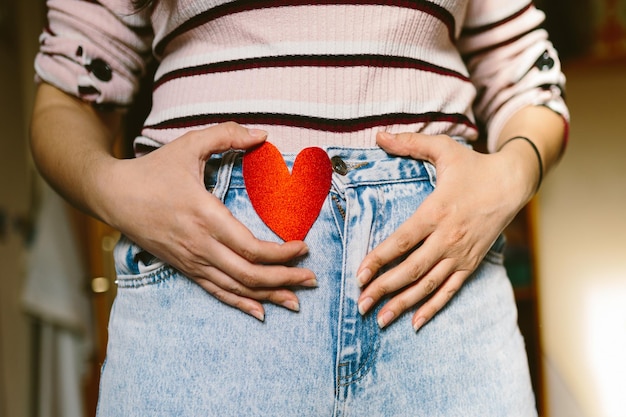 Mulher em meia secção com forma de coração