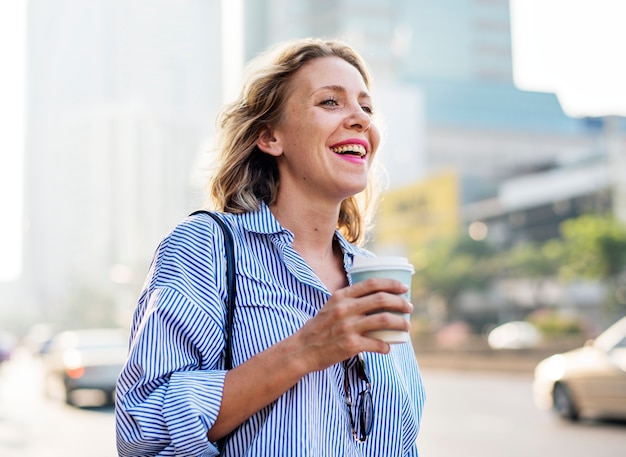 Mulher em movimento com tirar café