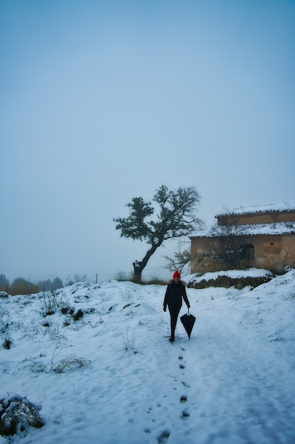 Foto mulher em paisagem de neve