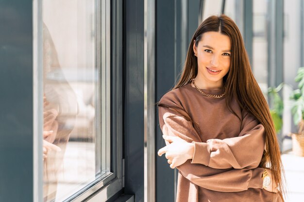 Mulher em pé com os braços cruzados