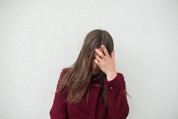 Mulher em pé contra a parede