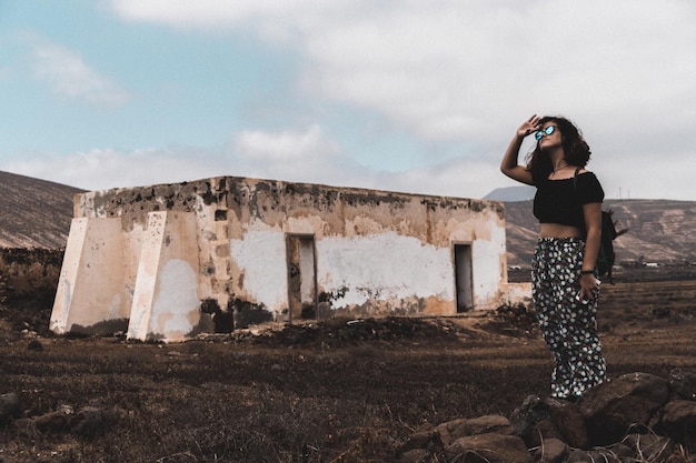 Mulher em pé contra o céu