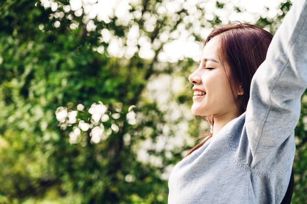 Mulher em pé esticar os braços relaxar e desfrutar com o ar fresco da natureza