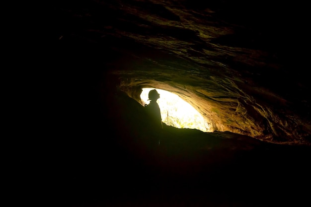 Mulher em pé na caverna Rawana Ella no Sri lanka