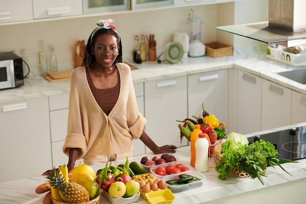 Mulher em pé no balcão da cozinha