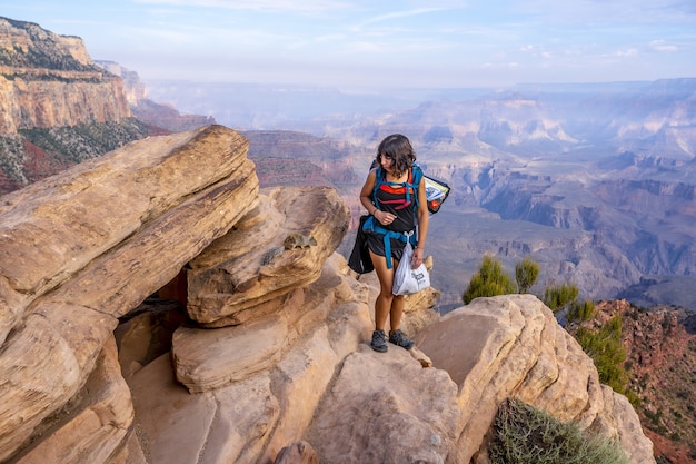 Mulher em pé no Parque Nacional do Grand Canyon, nos EUA