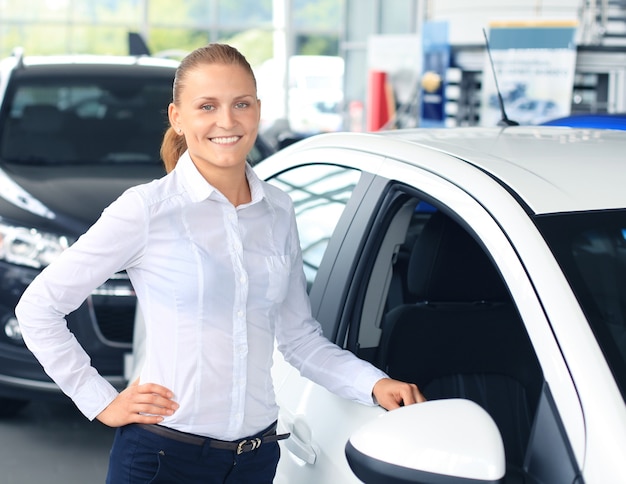 Foto mulher em pé perto do carro