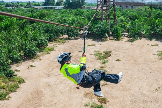 Mulher em pleno esporte radical chamado CANOPY ZIP LINE