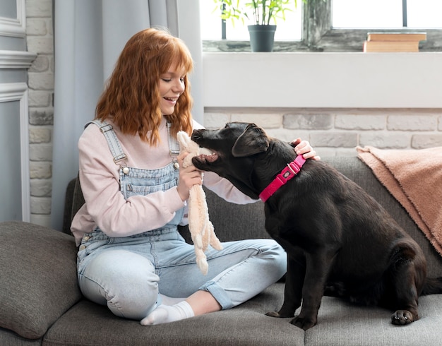 Mulher em pleno tiro e cachorro fofo