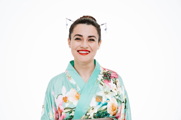 Mulher em quimono japonês tradicional feliz e positiva sorrindo alegremente em branco