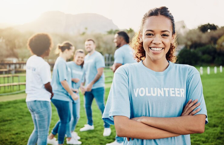 Foto mulher em retrato voluntário e sorriso com meio ambiente de ajuda ecológica e sustentabilidade verde e gerenciamento de resíduos limpeza de caridade e líder de equipe com felicidade e serviço comunitário