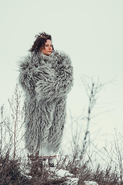 Mulher em roupas de inverno históricas ucranianas casaco de pele de carneiro gunia