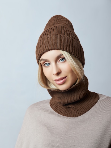 Mulher em roupas de primavera, cachecol Snood, chapéu e luvas.