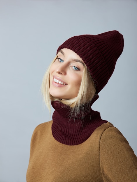 Mulher em roupas de primavera, cachecol Snood, chapéu e luvas.