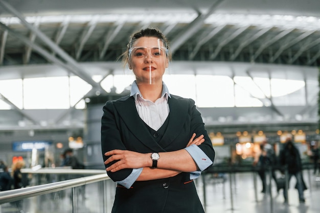 Mulher em roupas formais está trabalhando no aeroporto como funcionária