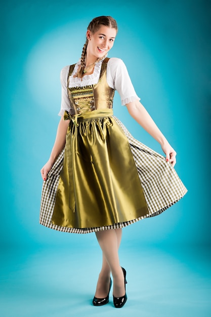 Mulher em roupas tradicionais - dirndl ou tracht