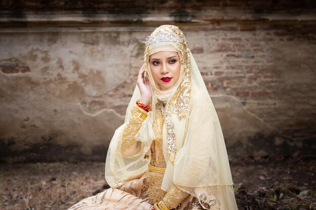 Foto mulher em roupas tradicionais olhando para outro lado