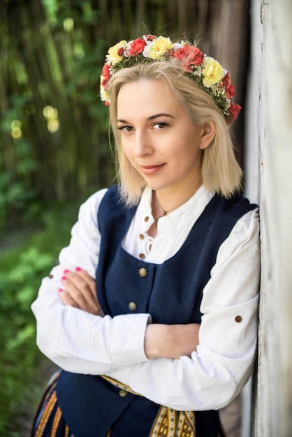 Mulher em roupas tradicionais posando na natureza na aldeia