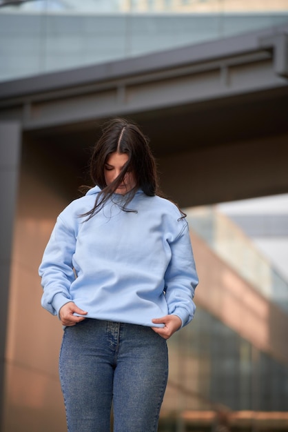 Mulher em sweatshirt com capuz elegante vestido casual com capuz desenho de impressão maquete bela garota morena