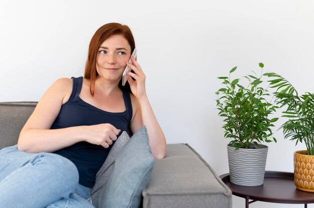 Foto mulher em tiro médio falando ao telefone