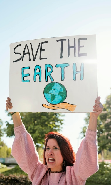 Mulher em tiro médio segurando um cartaz
