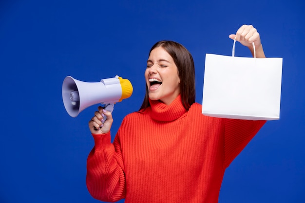 Mulher em tiro médio segurando um saco de papel