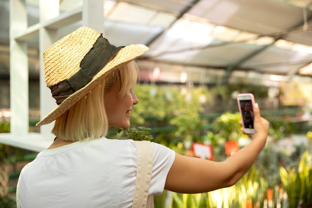 Mulher em tiro médio tirando uma selfie