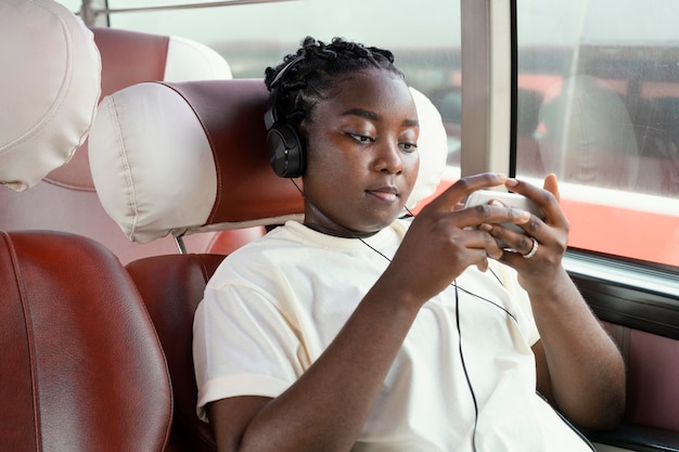 Mulher em tiro médio usando fones de ouvido