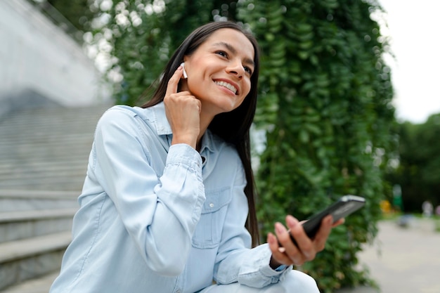 Mulher em tiro médio usando fones de ouvido