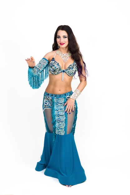 Mulher em traje oriental para dança, isolado no fundo branco.