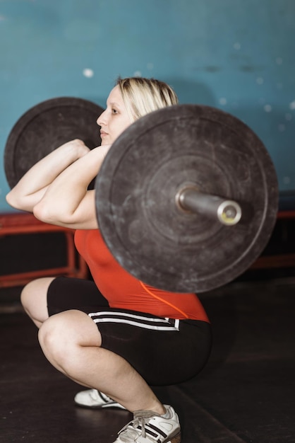 Mulher em treinamento de levantamento de peso