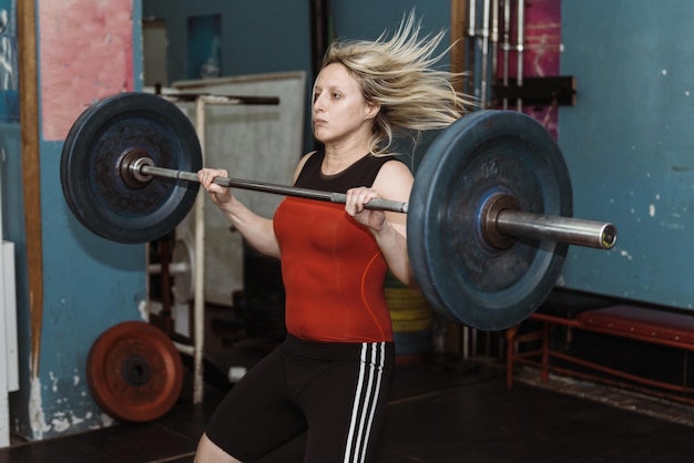 Mulher em treinamento de levantamento de peso