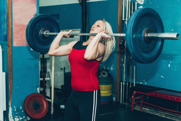 Mulher em treinamento de levantamento de peso